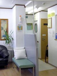 ケア療整院入り口と待合室です。